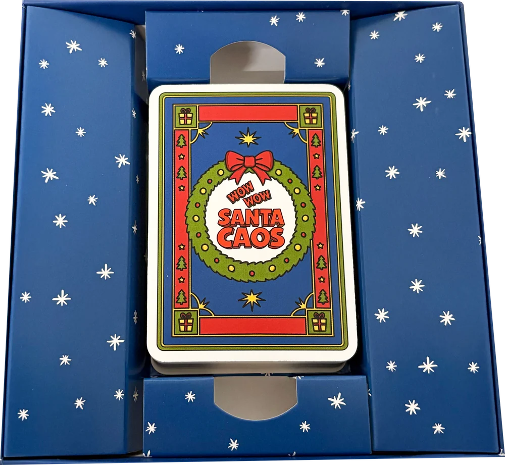 Santa Caos — interno con il mazzo di carte