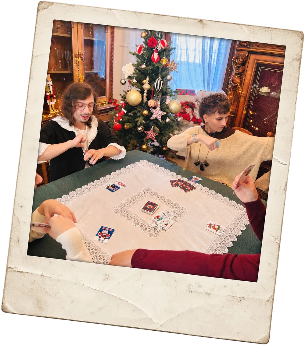 Amici che giocano a Santa Caos intorno al tavolo di Natale